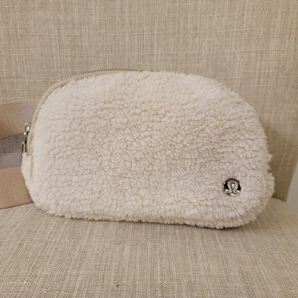 Lululemon Everywhere Fleece Beltbag - Picture 1 of 5
